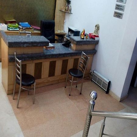 Hotel Parth Palace New Delhi Bagian luar foto
