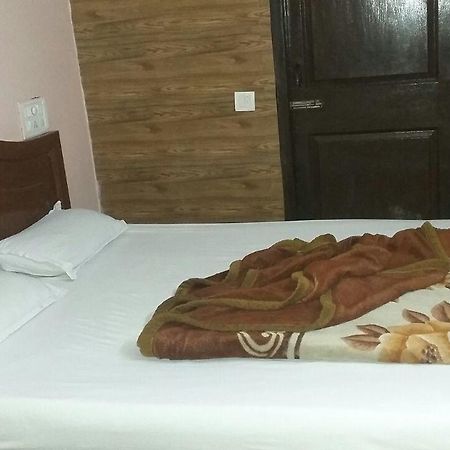 Hotel Parth Palace New Delhi Bagian luar foto