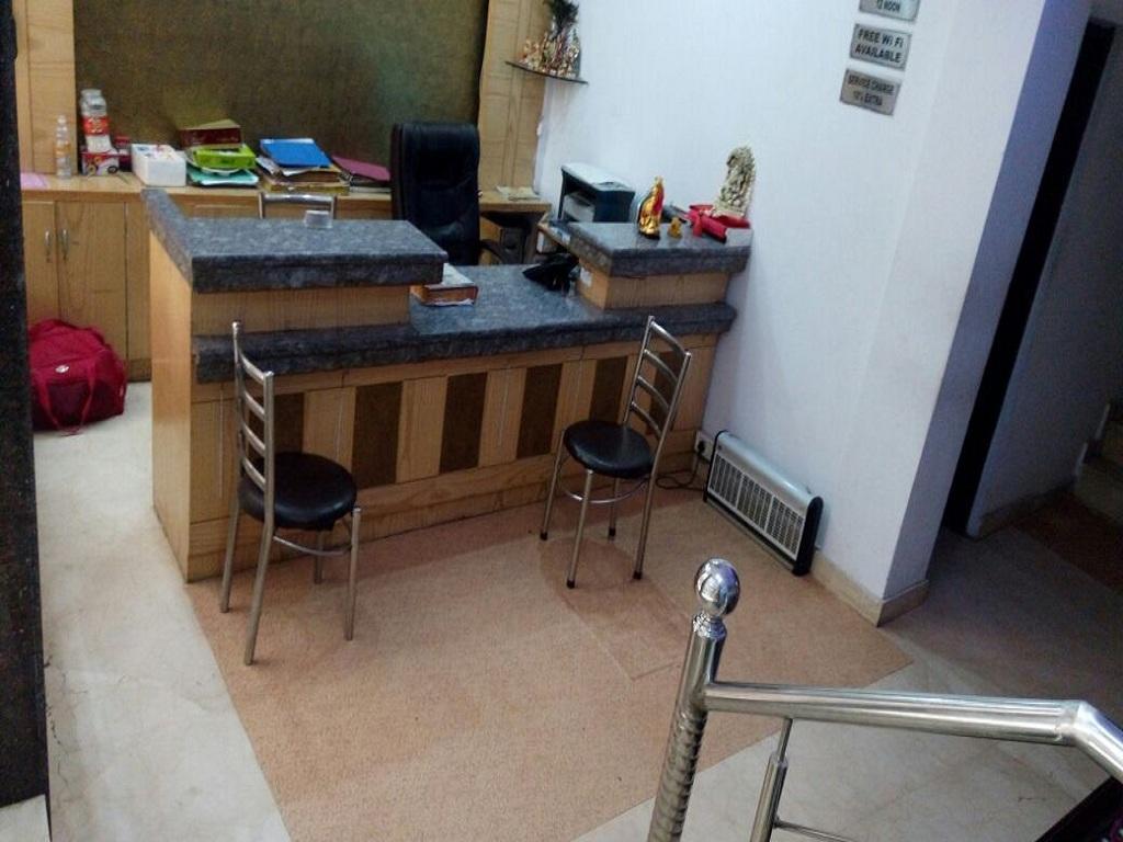Hotel Parth Palace New Delhi Bagian luar foto