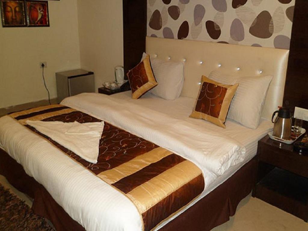 Hotel Parth Palace New Delhi Bagian luar foto