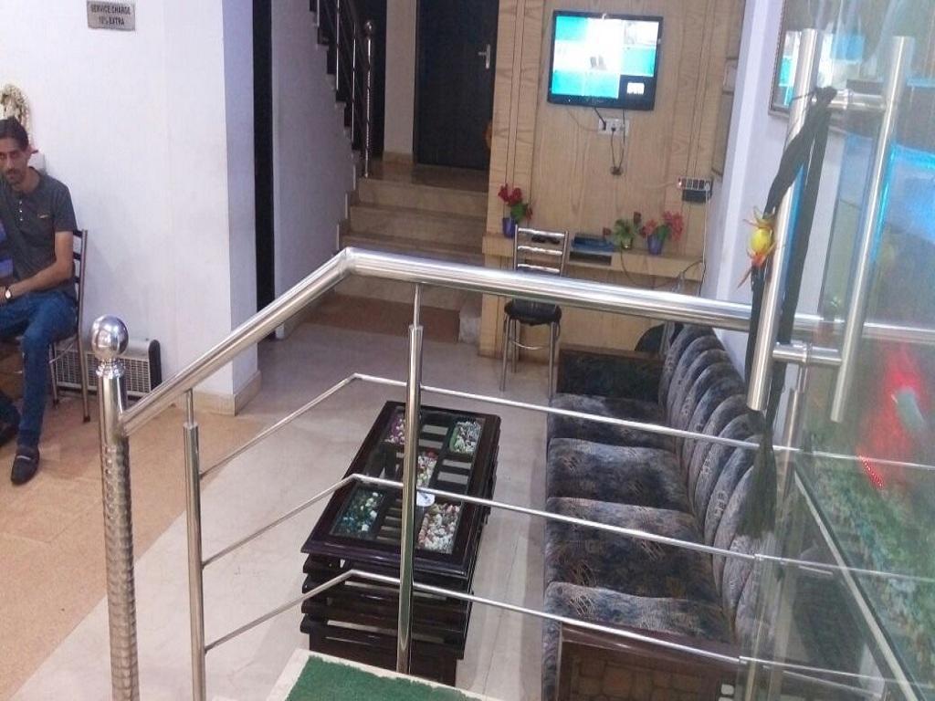 Hotel Parth Palace New Delhi Bagian luar foto