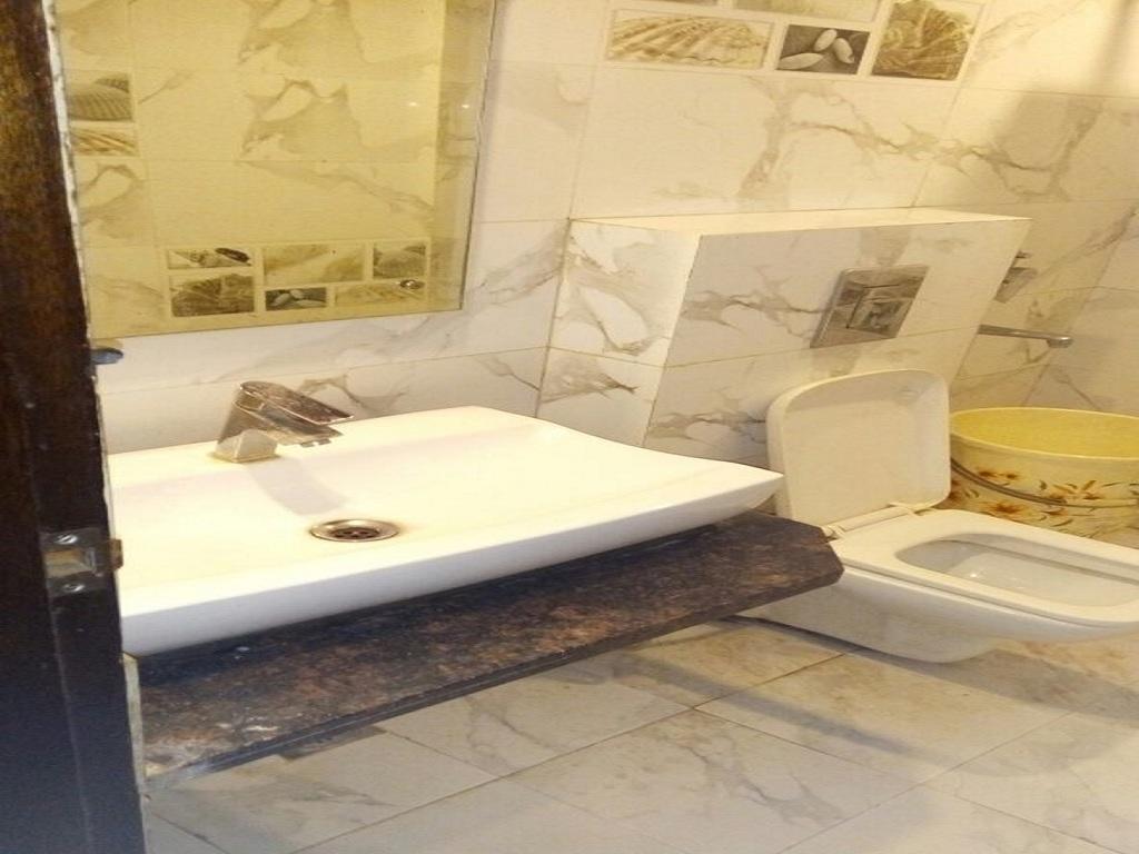Hotel Parth Palace New Delhi Bagian luar foto